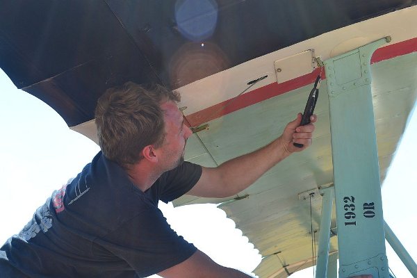 Correcting safety wiring on the Fokker Dr.I triplane